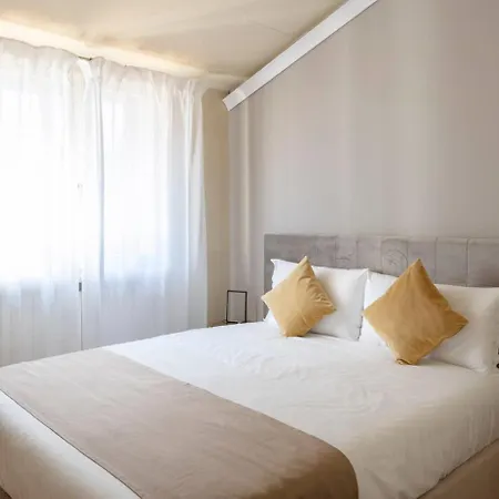 Apartment 4 Bedroom Apartament With Terrace-duomo View